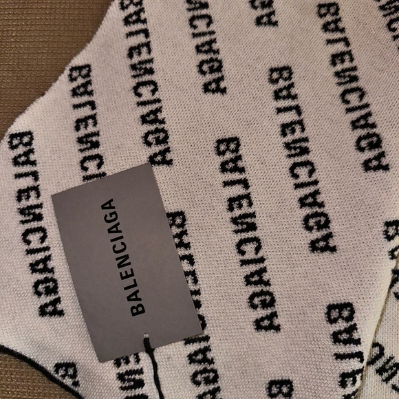 Allover Logo Scarf in black and white wool knit - Picture 3 of 4